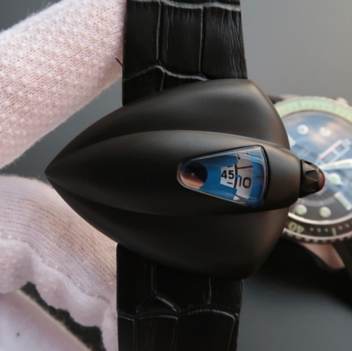 星际迷航》VSDeBethune腕表设计师以《星际迷航》打造了极具视觉冲击力的表壳设计，皮表带，男士手表，自动机械机芯，透底